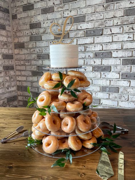 Displaying Donuts Party Ideas, Donut Centerpiece Ideas Wedding, Donut Tier Display, Doughnut Wedding Cake Display, Wedding Cake Donut Tower, Donut Grazing Table, Donut Cake Wedding, Rehearsal Dinner Food Ideas, Simple Wedding Dessert Table