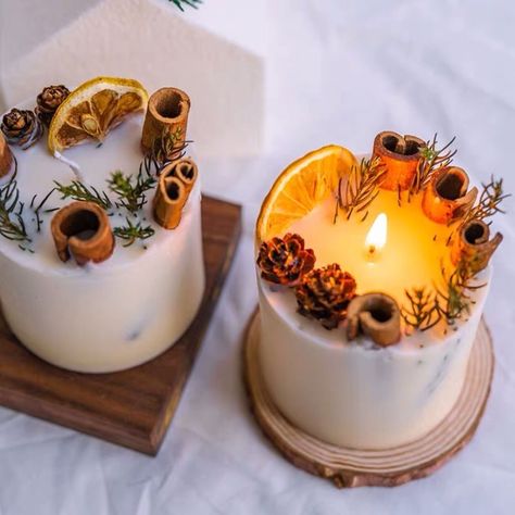 Dried Flower Candles, Handmade Candles Diy, Homemade Scented Candles, Soya Mumu, Candle Projects, Diy Candles Scented, Candle Crafts Diy, Food Candles, Aesthetic Candles