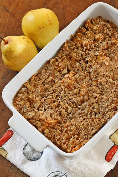 Apple Pear Crisp, Pear Crisp, Oatmeal Toppings, Sliced Pears, Sweetened Whipped Cream, Delicious Deserts, Pear Recipes, Dump Cake Recipes, Crisp Recipe