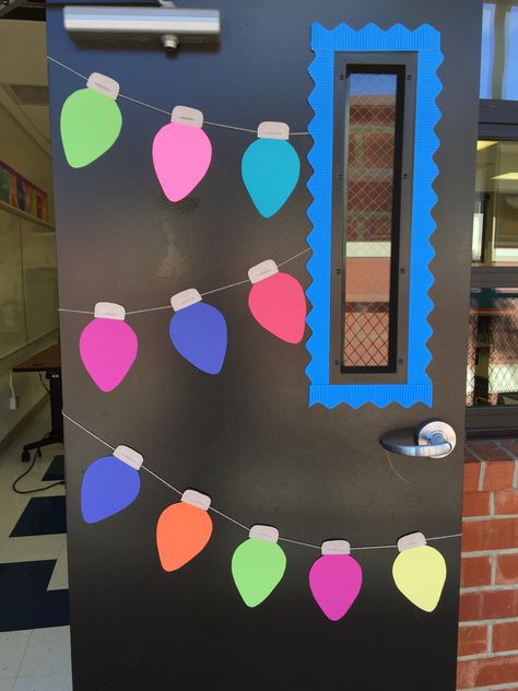 Christmas light bulb door for the classroom Diy Christmas Door Decorations, Door Decorations Classroom Christmas, Holiday Door Decorations, Classroom Christmas Decorations, Diy Christmas Door, Christmas Door Decorating Contest, Christmas Classroom Door, School Door Decorations, Christmas Door Decoration