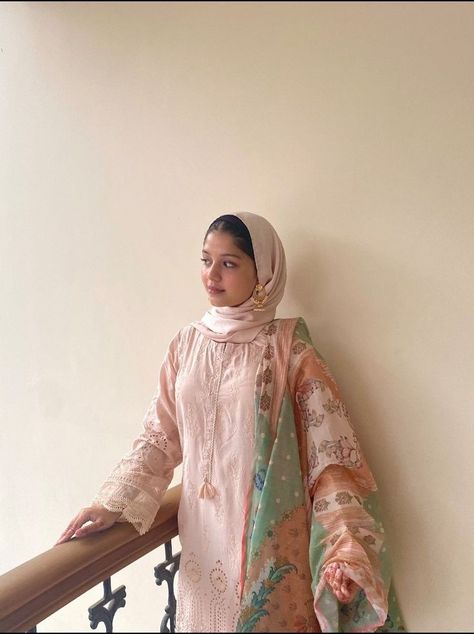 Desi Wedding Looks, Hijab With Desi Outfits, Desi Eid Outfits, Hijabi Desi Outfit, Hijab With Desi Clothes, Desi Hijabi Outfits, Eid Photo Ideas, Desi Hijabi, Desi Poses