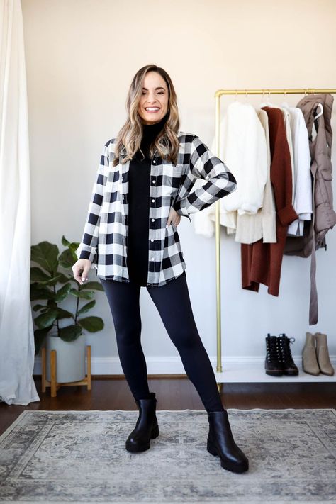 Flannel Shirt Outfit Women 2022, Plaid Shirt With Jeans, White Plaid Shirt Outfit, Boyfriend Shirt Outfit, Black And White Flannel Outfit, Chelsea Boot Outfits Women, Winter Layering Outfits, Layer For Winter, Flannel Shirt Outfit