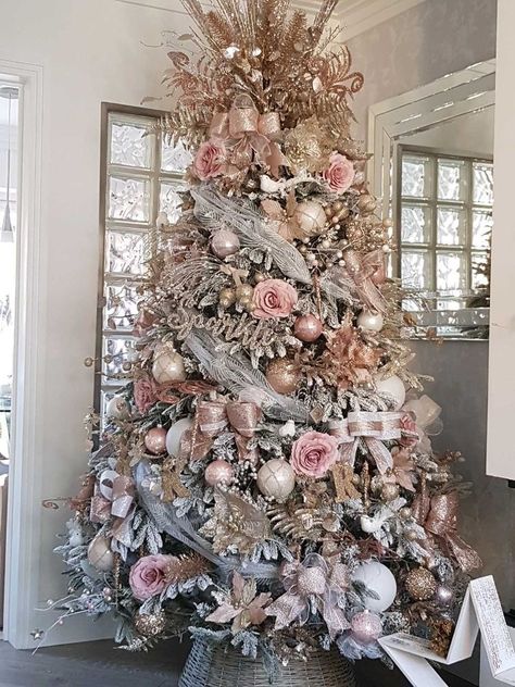 Christmas Tree Ideas Pastel Colors, Christmas Tree Ideas 2023 Trends Pink, Rose Gold And White Christmas Tree, Christmas Tree Roses, Pink Christmas Tree Decorations, Glam Christmas Tree, Rose Gold Christmas Tree, Rose Gold Christmas Decorations, Christmas Tree Decorating Themes