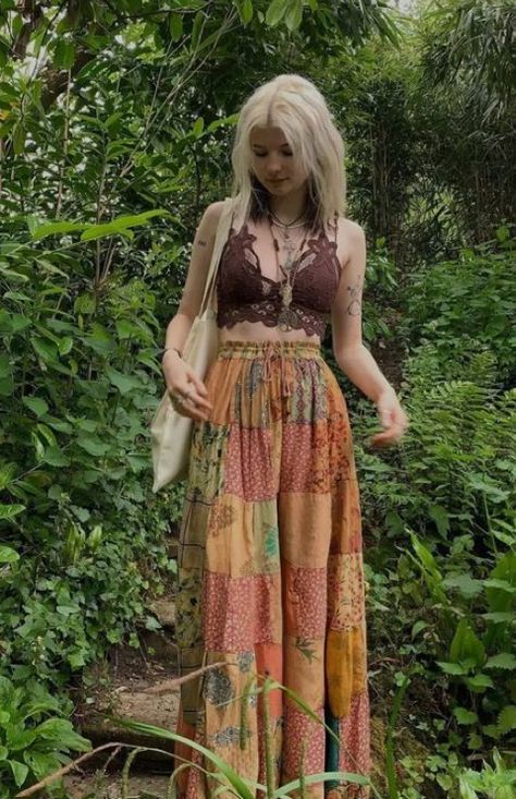 Hippie outfit idea Hippie Girl Outfits, Hippie Outfit Inspo, Hippie Fits, Moda Hippie, Hippie Lifestyle, Estilo Hippy, Mode Hippie, Earthy Outfits, Estilo Hippie