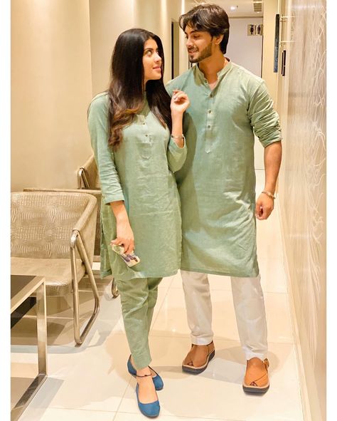 Couple Dressing Matching Pakistani, Twinning Ideas For Couples, Kurta Pajma Designs Women, Couple Kurta And Kurti, Eid Couple Outfit, Couple Kurta Design, Couples Twinning Outfits, Matching Suit And Dress Couple, Couple Night Dress