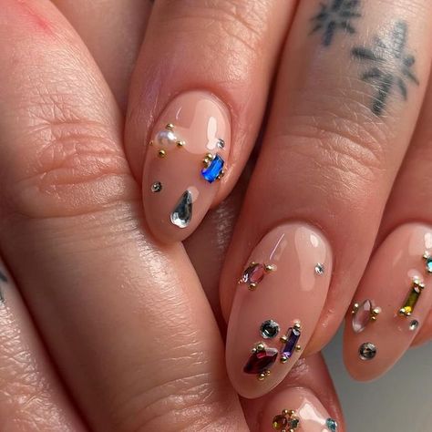 Gem Inspired Nails, Tiny Rhinestone Nails, Celebrity Nail Art, Small Gems On Nails, Short Gemstone Nails, Nail Art Rhinestones Ideas, Jewl Nails, Nails 2025 Trends, Nails With Gems Simple