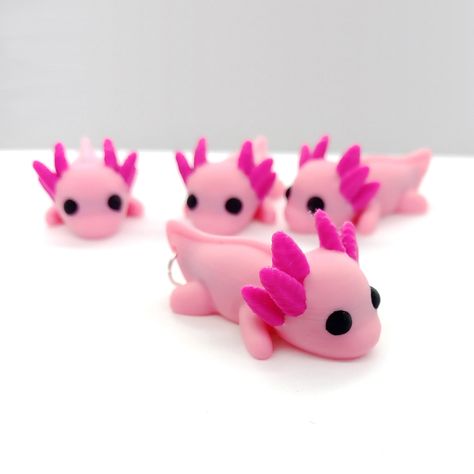 Cute pink baby axolotl charms or pendants for jewelry making. Cute Easy Polymer Clay Ideas, Small Animal Sculptures, Axolotl Clay Art, Clay Inspo Easy Animal, Clay Cute Animals, Clay Art Ideas Easy, Cute Clay Stuff, Polymer Clay Axolotl, Axolotl Clay