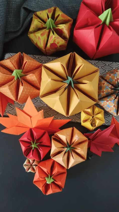 How to Fold This Easy Modular Origami Pumpkin Oragami Fall Ideas, Fall Origami Decor, Paper Crafts Thanksgiving, Easy Fall Arts And Crafts For Kids, Free Origami Printables, Origami Thanksgiving Decorations, Thanksgiving Origami Easy, Pumpkin Origami For Kids, Origami Pumpkin Tutorial