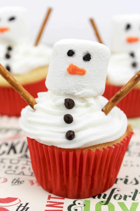 Melting Snowman Cupcakes Christmas Cooking Dessert, Snow Man Cupcake, Melted Snowman Cupcakes, Christmas Baking Ideas Cupcakes, Christmas Muffins Decoration, Snowman Cupcakes Ideas, Kids Cupcakes Ideas, Xmas Food Ideas, Muffin Christmas