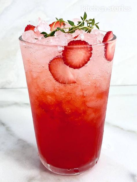 Strawberry Ade Strawberry Lemonade Aesthetic, Ade Recipe, Strawberry Summer Drinks, Korean Drinks Recipe, Strawberry Cider, Squash Drink, Coffee Strawberry, Strawberry Nice Cream, Strawberry Gluten Free