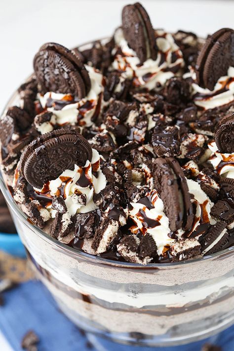 Oreo Cheesecake Brownie Trifle - layers of chewy brownie, oreo cheesecake, whipped cream, chocolate sauce and more Oreos! So good! Brownie Trifle Recipe, Oreo Trifle, Chocolate Oreo Cheesecake, Trifle Recipes Easy, Easy Trifle, Brownie Oreo, Brownie Trifle, Cookie Dough Cake, Cheesecake Trifle