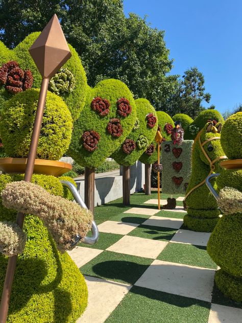 Alice In Wonderland Queens Garden, Alice In Wonderland Rose Garden, Alice In Wonderland Botanical Garden, Alice In Wonderland Garden Scene, Alice And Wonderland Garden, Alice In Wonderland Yard, Disney Garden Ideas, Queen Of Hearts Garden, Magical Garden Fairytale