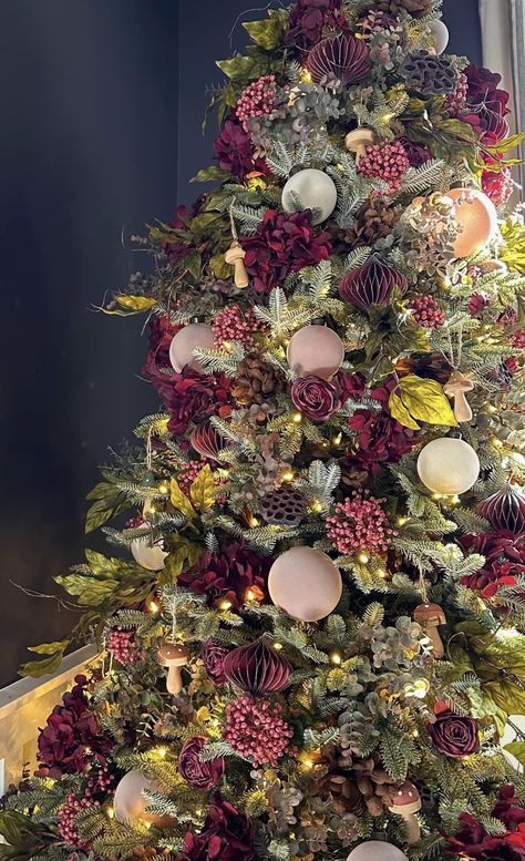 Chromas Trees Ideas, Floral Xmas Tree, Christmas Moody Decor, Flower Themed Christmas Tree, Christmas Decor Colour Schemes, Witchy Christmas Tree Ideas, Bird Theme Christmas Tree, Dark Pink Christmas Tree, Enchanted Christmas Tree