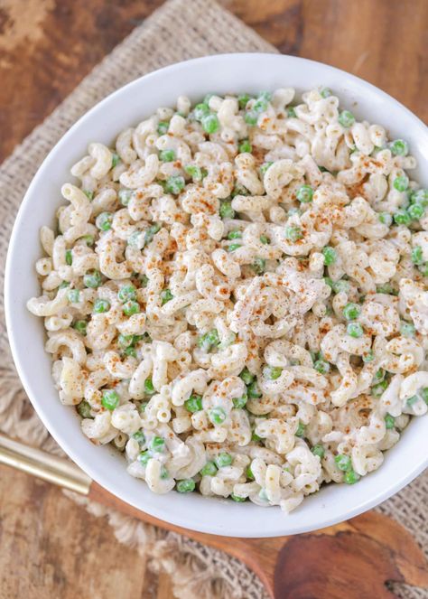 A simple, creamy Chicken Macaroni Salad is loaded with pasta, peas and chicken. It's perfect for parties, family dinners, and potlucks! Chicken Peas Pasta, Chicken Macaroni Salad Recipe, Creamy Chicken Pasta Salad, Cold Chicken Salad, Chicken Peas Recipe, Pea Pasta Salad, Macaroni Chicken, 21 Day Fix Salad, Cold Chicken Pasta Salad