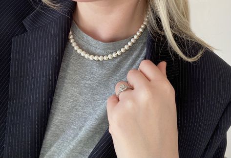 How To Wear Pearls Casual Outfit, How To Style A Pearl Necklace, Pearl Necklace Casual Outfit, Wear Pearls Casual, Wearing Pearls Casual, Casual Pearl Necklace Outfit, Pearls With Casual Outfit, How To Wear Pearls Casual, Pearls Outfit Casual