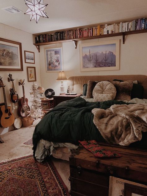 Book Themed Living Room, Dark Western Room Aesthetic, Western Aesthetic Room Ideas, Rustic Country Apartment Decor, Cozy Bedroom Western, Boho Edgy Bedroom, Witchy Western Aesthetic Home, Dark Western Aesthetic Bedroom, Green Western Living Room