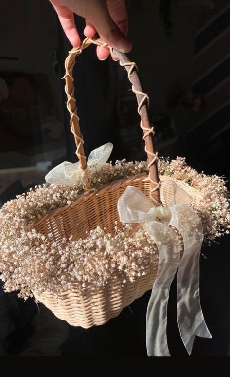 Bride Gift Wrapping Ideas, Bride Hamper Basket Ideas, Nikkah Gifts For Bride, Nikkah Gift Ideas For Bride, Nikkah Taals, Wedding Taals Ideas, Wedding Dala For Bride, Engagement Basket For Bride, Bridal Basket Ideas