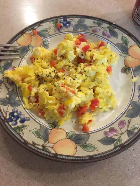 Scrambled eggs with tomatoes and onions. [Homemade] Tomato Scrambled Eggs, Scrambled Eggs With Tomatoes, Eggs With Tomatoes, Healthy Life Inspiration, Baked Crackers, Recipe Example, Food Rules, Vegetarian Keto, Food Images