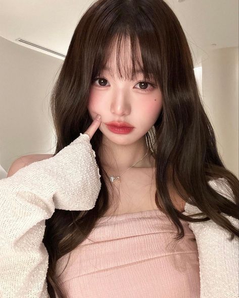 IVE , kpop idol , korean makeup , inspiration , ulzzang , goals , pretty , coquette aesthetic , pose ideas , hair , douyin inspo Makeup Ala Korea, Medium Length Hair Cuts, Korean Makeup, Kpop Girl Groups, Kitsch, Korean Girl, Girly Things, K Pop, Miu Miu