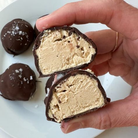 These peanut butter Greek yogurt bites are the perfect treat with a smooth and creamy yogurt center and a crisp layer of chocolate on the outside. Chocolate Covered Yogurt Bars, Lean Snacks Clean Eating, Oikos Yogurt Recipes, Healthy Desserts No Bake, Greek Yogurt Bites, Peanut Butter Greek Yogurt, Health Vibes, Yogurt Snacks, Healthier Treats