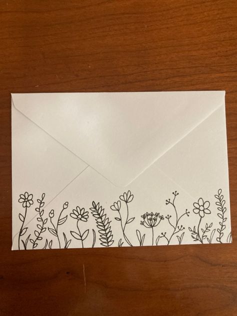 Diy Written Letters, Birthday Card Envelope Ideas, Flower Envelope Art, Design For Envelope Drawing, Cute Aesthetic Card Ideas, Drawing On Envelopes Ideas, Cute Ways To Decorate An Envelope, How To Decorate A Letter To Someone, Envelope Art Drawing Easy