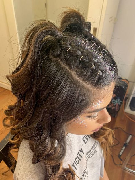 Concert Hairstyles With Glitter, Glitter Part Hairstyles, Gov Ball Hairstyles, Hair Glitter Hairstyles, Hairstyle With Glitter, Rauw Alejandro Concert Hairstyle Ideas, Coiffure Euphoria, Lollapalooza Hairstyles, Hairstyles With Glitter