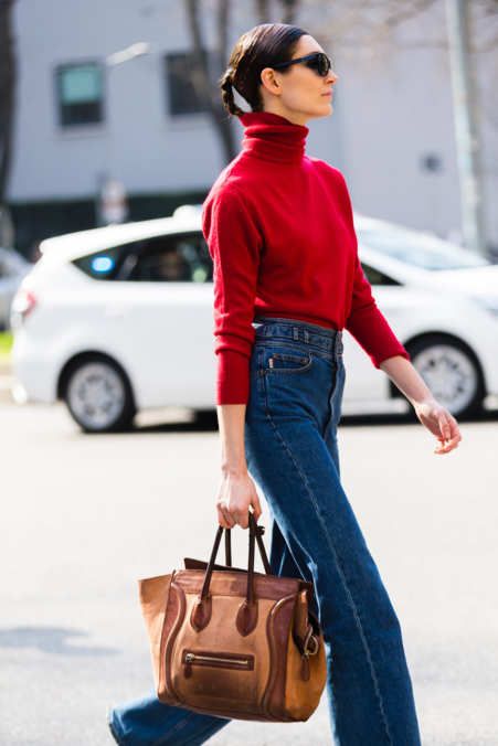 Red Turtleneck Outfit, How To Wear Turtleneck, Red Outfit Casual, Red Sweater Outfit, Red Turtleneck Sweater, Turtleneck Outfit, Denim On Denim, Red Turtleneck, Model Street Style