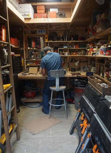 This is Jerry's nice little workshop he built inside of an 8x10 barn shed.  Jerry you did  an awesome job! Small Barn Plans, Officine In Garage, Atelier Design, Workshop Shed, Workshop Layout, Build Your Own Shed, Man Shed, Small Barn, Storage Shed Plans