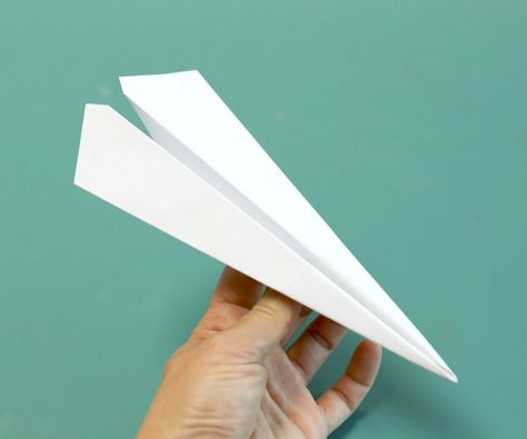 This is how to make the fastest paper airplane I've ever seen. I call it the Eagle. Fastest Paper Airplane, Paper Airplane Steps, Paper Airplane Folding, Best Paper Plane, Paper Aeroplane, Make A Paper Airplane, Airplane Crafts, Airplane Design, Paper Airplane