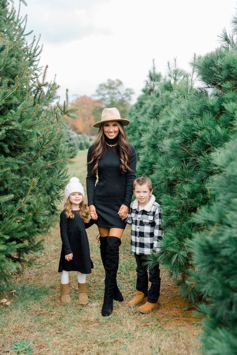 Tree Farm Family Pictures, Christmas Tree Photoshoot, Christmas Family Pictures, Christmas Tree Farm Pictures, Farm Family Pictures, Christmas Tree Farm Photo Shoot, Winter Family Photoshoot, Family Christmas Pictures Outfits, Christmas Photos Outfits