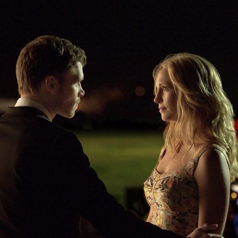 Klaus And Caroline, Candice King, Vampire Diaries Guys, Vampire Diaries Seasons, Vampire Diaries Wallpaper, Original Vampire, Ideal Boyfriend, Joseph Morgan, Caroline Forbes