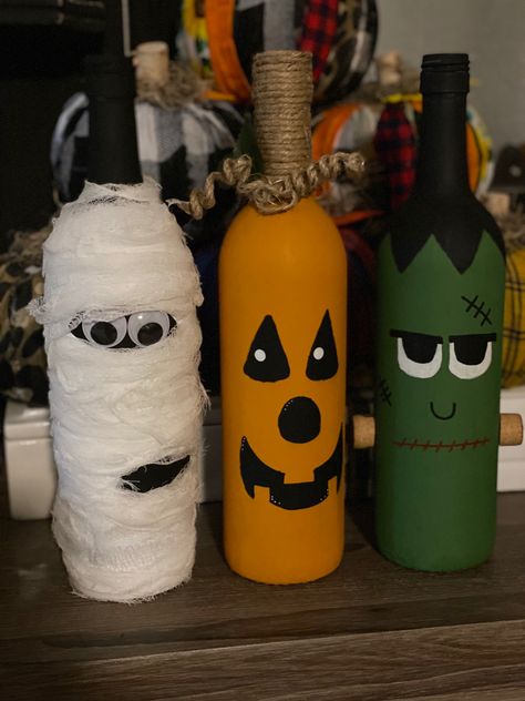 Diy Halloween Kitchen Decor, Halloween Wine Bottle Crafts, Halloween House Decor, Aesthetic Halloween Decor, Décoration Table Halloween, Halloween Wine Bottles, Bricolage Halloween, Fun Aesthetic, Homemade Halloween Decorations