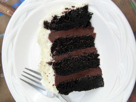 Fudge Cake Filling, Chocolate Buttercream Cake, Chocolate Filling For Cake, Cake Rose, Cake Filling Recipes, Cake Filling, White Buttercream, Buttercream Frosting Recipe, Chocolate Fudge Cake