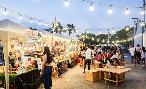 Food Festivals Event, Things To Do In Kansas, Buying Food, Food Event, Food Fair, Food Park, Wooden Chairs, Eating Food, Market Stalls