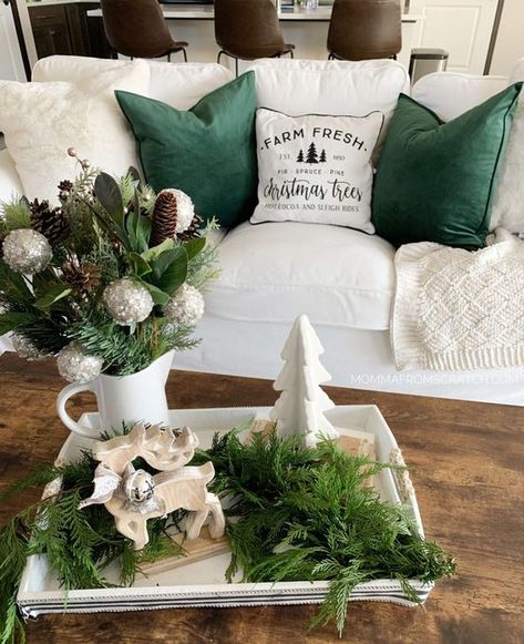 Green Christmas Decorations, Green Christmas Tree Decorations, Christmas Entryway, Christmas Decor Inspiration, White Christmas Decor, Christmas Living Rooms, Christmas Bedroom, Christmas Room, Christmas Mantels