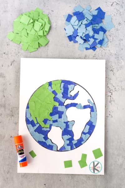 April Crafts For Kids, Earth Day Kindergarten Activities, Earth Art Projects, Earth For Kids, Around The World Crafts For Kids, Craft For Kindergarten, Earth Day Craft, Earth Activities, Planet Crafts