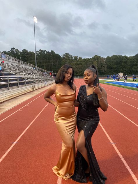 black and gold homecoming Gold Dresses Homecoming, Gold Hoco Dress Long, Junior Prom Dresses Short Classy, Homecoming Junior Year, Homecoming Dresses 8th Grade, Hoco Queen Dresses, Black And Gold Homecoming Dress, 8th Grade Dance Dresses Long, Homecoming Looks Black Women