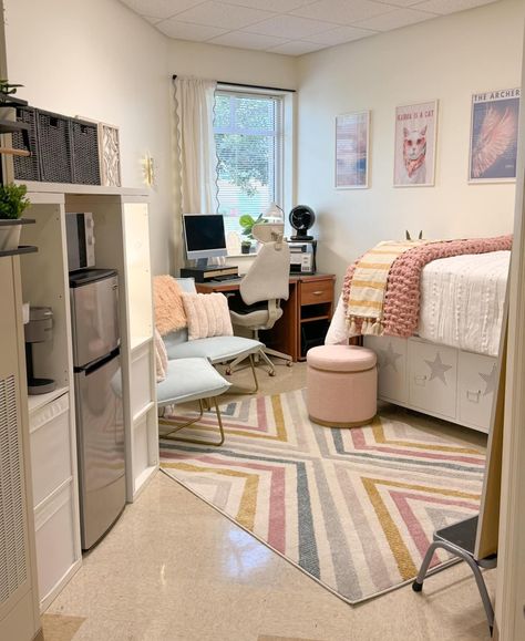 Single Dorm Room Ideas Layout, Dorm Room Single, Room Ideas University, Single Dorm Room Ideas, Doorm Room Ideas, Tiny Dorm Room, College Plan, Single Dorm Room, Collage Dorm Room