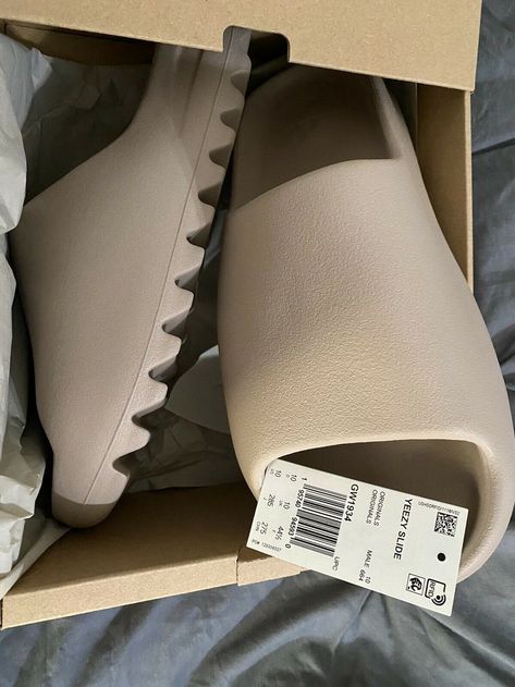 Yeezy Slides Pure, Mens Beach Shoes, Yeezy Slides, All Nike Shoes, Comfy Slippers, Cute Slippers, African Clothing For Men, Hype Shoes, Air Pods