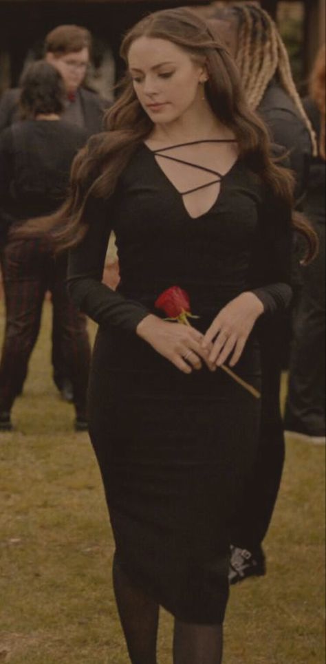 Mikaelson Ball Dress, Hope Mikaelson Dress, Danielle Rose Russell Outfits, Freya Mikaelson Outfits, Hope Mikealson Outfits, Hope Mikaelson Outfits, Hope Mickelson, Danielle Russell, Easy Dragon Drawings