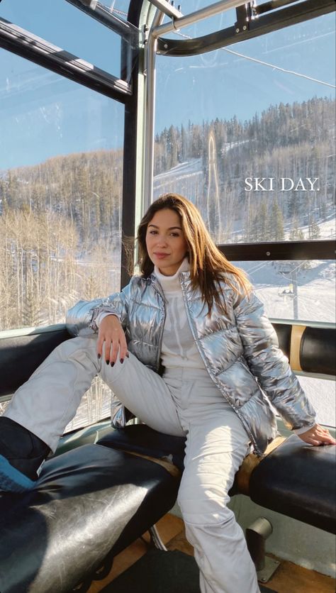 Silver Puffer Jacket Outfit, Silver Jacket Outfit, Ski Jacket Outfit, Ski Fits, Ski Trip Outfit, Silver Puffer Jacket, Winter Jacket Outfits, Puffer Jacket Outfit, Silver Jacket