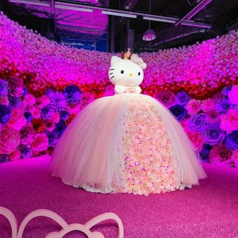 Hello Kitty Quince, Hello Kitty Quinceanera, Quinceanera Aesthetic, Rose Gold Quinceanera Dresses, Quince Makeup, Hello Kitty Birthday Theme, Hello Kitty Wedding, Rose Gold Quinceanera, Hello Kitty Theme Party