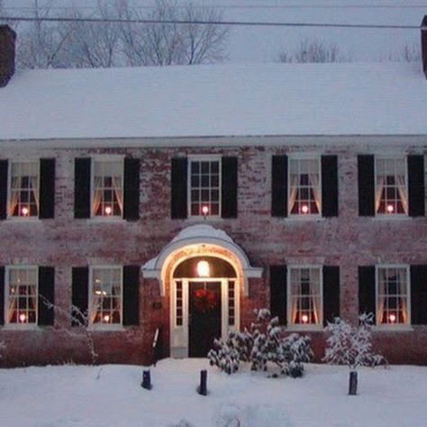 Georgian Decor, Winter Houses, White Wash Brick, Window Candles, Colonial Christmas, Childhood Dream, Christmas Scenery, Christmas Lighting, Casas Coloniales