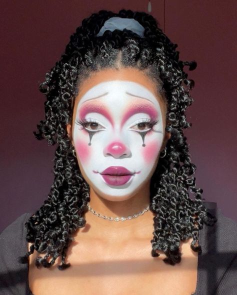 Clown Stage Makeup, Pretty Halloween Face Makeup, Clown Makeup Brown Skin, White Face Paint Makeup Looks, Beauty Clown Makeup, Old Fashioned Clown Makeup, Sweet Clown Makeup, Cute Jester Makeup, Funky Clown Makeup