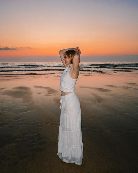 Sunsets by the coast with @jodemac I’m such a sucker for a sunset shoot as we all well know by now - but with a FLASH!? Even if it was just the lil unbuilt one from my @canonuk G7X mark ii it’s SUCH a vibe 💥 This was a little impromptu photoshoot but it’s actually inspired me to do a proper-styled flash photoshoot by the beach so I’ll will plan that asap! I hope you love the photos 🥰 My settings with the flash were ISO 160 f8 1/80s Costa Rica, Beach Sunset Flash Photoshoot, Beach Flash Photoshoot, Beach Flash Photos, Flash Beach Photos, Sunset Flash Photography, Beach Flash Photography, Flash Pfp, Flash Photoshoot