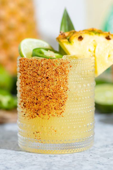 Yellow Party Foods, Pineapple Jalapeno Margarita, Pineapple Cocktail Recipes, Pineapple Margarita Recipe, Pineapple Margarita, Jalapeno Margarita, Pineapple Cocktail, Spicy Margarita, Yellow Foods