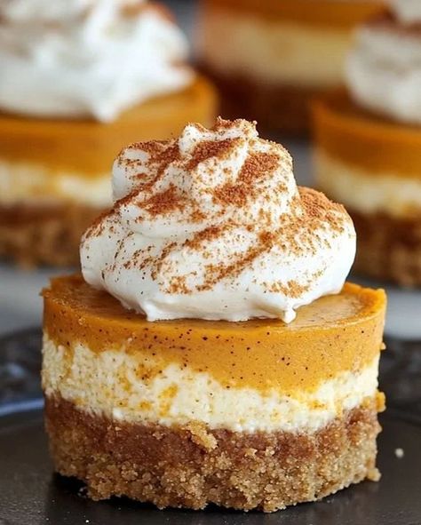 Dessert Sliders, Mini Pumpkin Cheesecake, Pumpkin Cheesecake Recipes, Whip Cream, Spiced Pumpkin, Cheesecake Bites, Mini Cheesecakes, Thanksgiving Desserts, Pumpkin Cheesecake