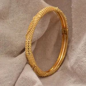 Wedding Gold Bangles, Dubai Gold Bangles, Gold Kangan, Pretty Gold Necklaces, African Wedding Jewelry, Bracelet For Women Gold, Gold Bangles For Women, Boho Bangle, Gold Jewellry