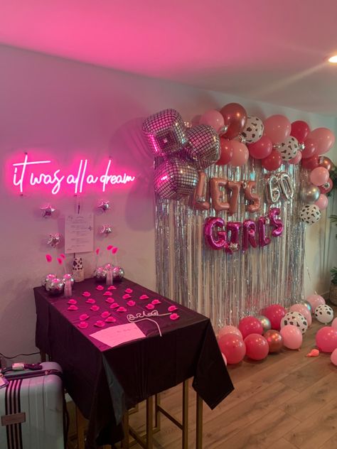 Hen Party Decorations Hotel Room, Hen Do Room Decorations, Bachelorette Sleepover Decorations, Bachelorette Hotel Decor, Bachelorette House Party, Batchloret Party Ideas Theme, Bachelorette Hotel Room Decorations, Bachelorette Party Hotel Room, Bachelorette Party Decorations Hotel