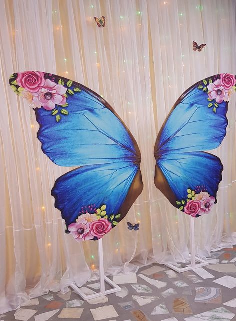 Butterfly Theme Photobooth, Butterfly Wing Photo Backdrop, Butterfly Wing Backdrop, Butterfly Theme Decoration Ideas, Diy Large Butterfly Decorations, Butterfly Photo Booth, Butterfly Backdrop Ideas, Butterfly Props, Butterfly Backdrop